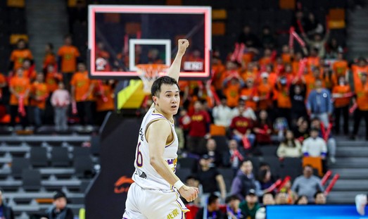 三亿真人-连续场被弃用！CBA单场38分神刀变废刀 还能翻身吗？