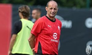 依旧囧！米兰发布训练图集，阿莱格里表情亮眼