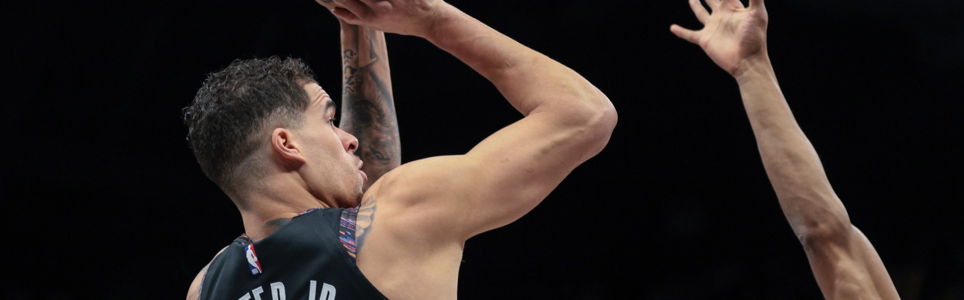 三亿体育官网-能攻能传！小迈克尔·波特半场6中4&amp;三分3中2拿到13分6板3助